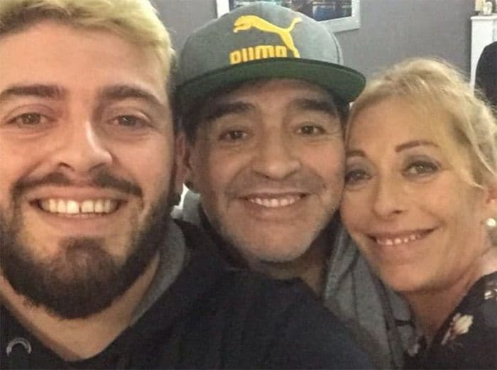 Maradona con su hijo Diego y la madre de este