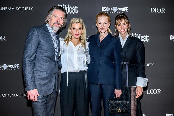 Ethan Hawke con su mujer Ryan y su hija Maya en el estreno de 'Wildcat'