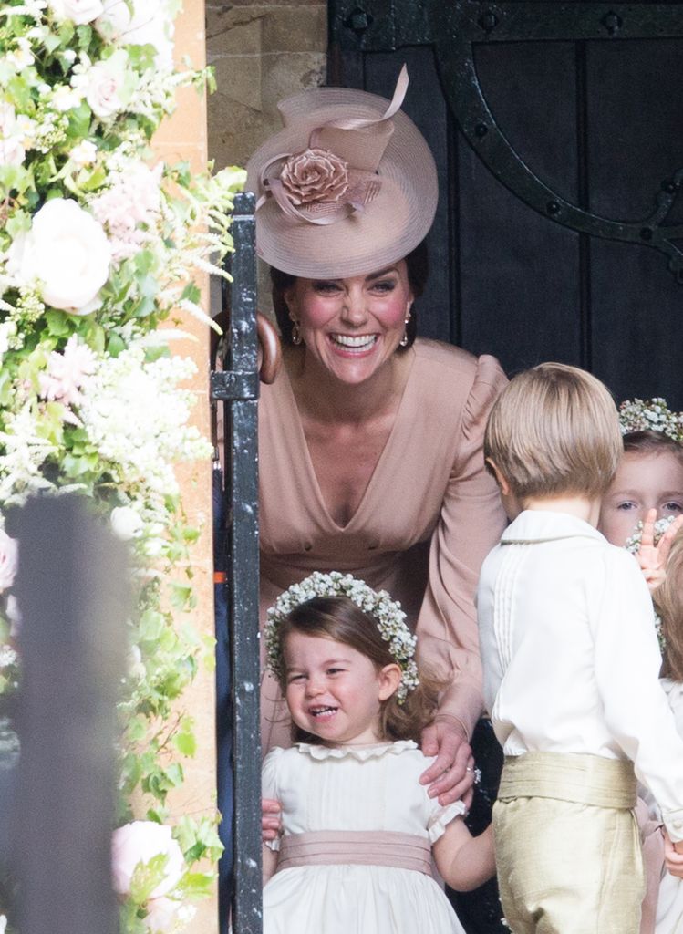 Kate Middleton y la princesa Charlotte en la boda de Pippa Middleton 