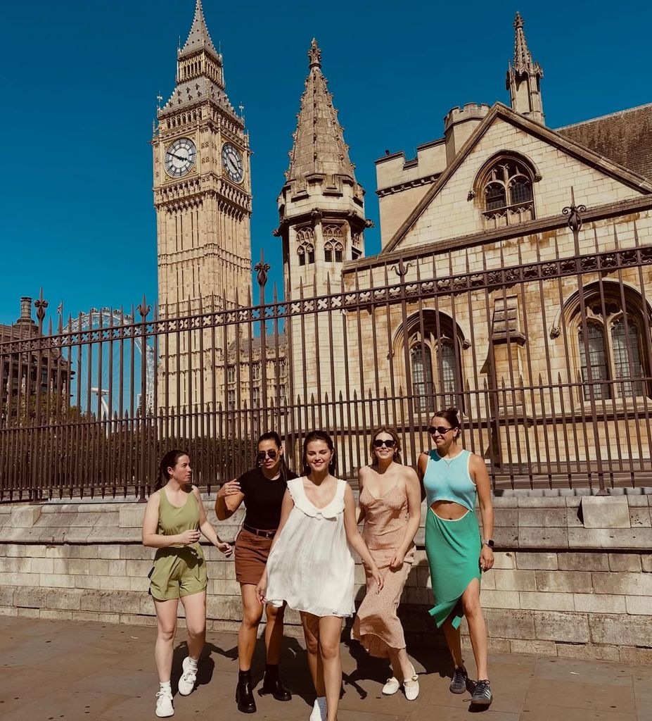 Selena Gomez en Londres con el Big Ben de fondo durante su estancia por el rodaje