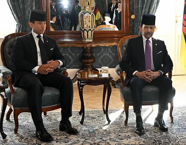 El sultán Hassanal Bolkiah (a la derecha), con su hijo