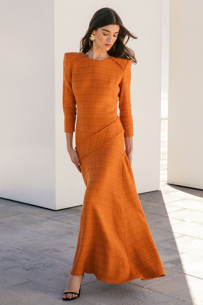 Vestido de invitada de tweed naranja de Color Nude