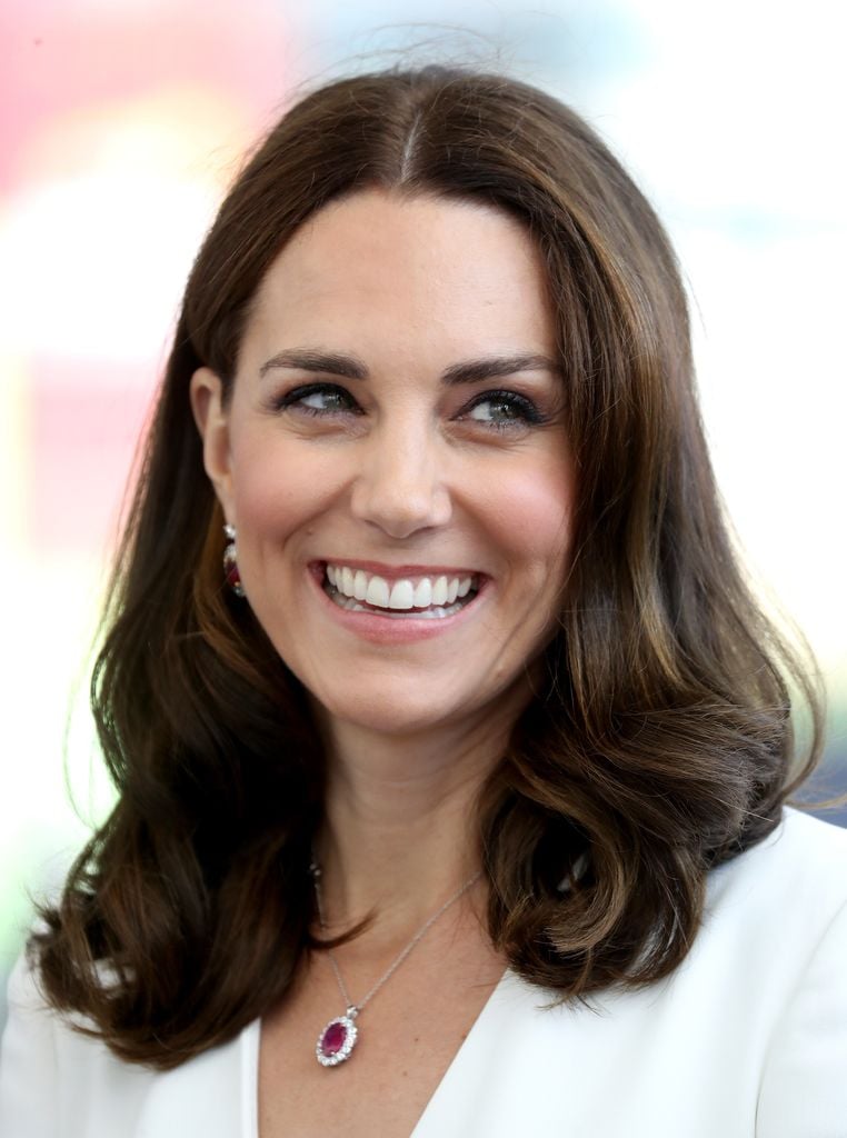 Kate Middleton, con el mismo collar de rubí, en una visita oficial a Polonia (2017)