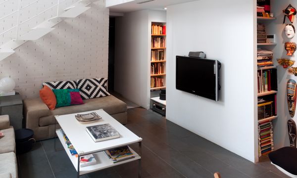 Un apartamento con altillo en el centro de Alicante en el que la luz es protagonista