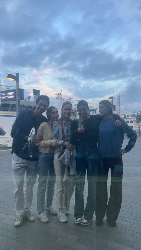 Helen Svedin con sus hijas y Beltrán Lozano. Vacaciones Suecia 2024
