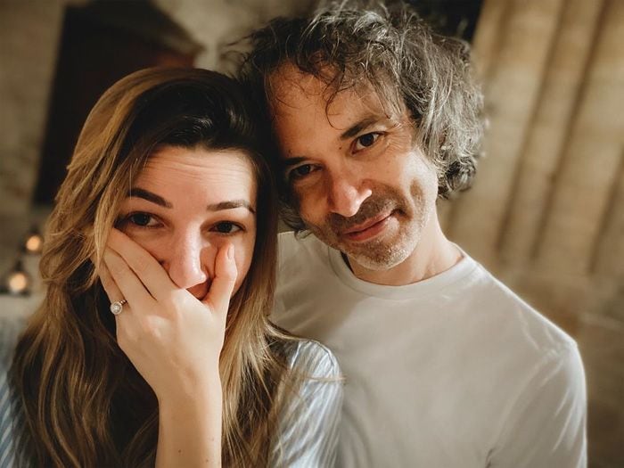 El pianista James Rhodes anuncia su compromiso con Micaela Breque