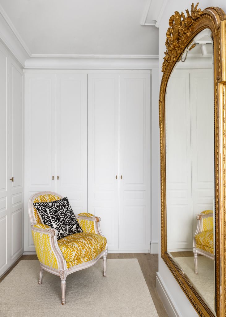 Vestidor con un espejo de cuerpo entero, con proporciones adecuadas según el Feng Shui