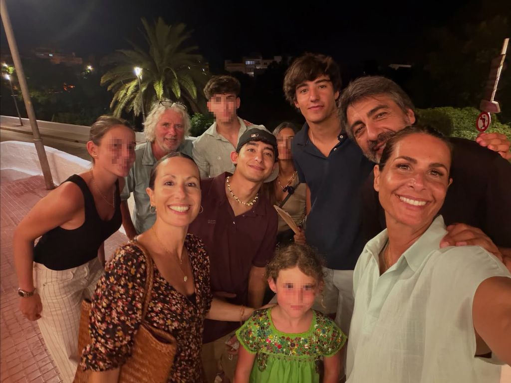 Nuria Roca con algunas de sus personas favoritas en Menorca