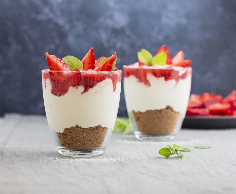 receta-facil-vasitos-crema-mascarpone-fresa-galletas