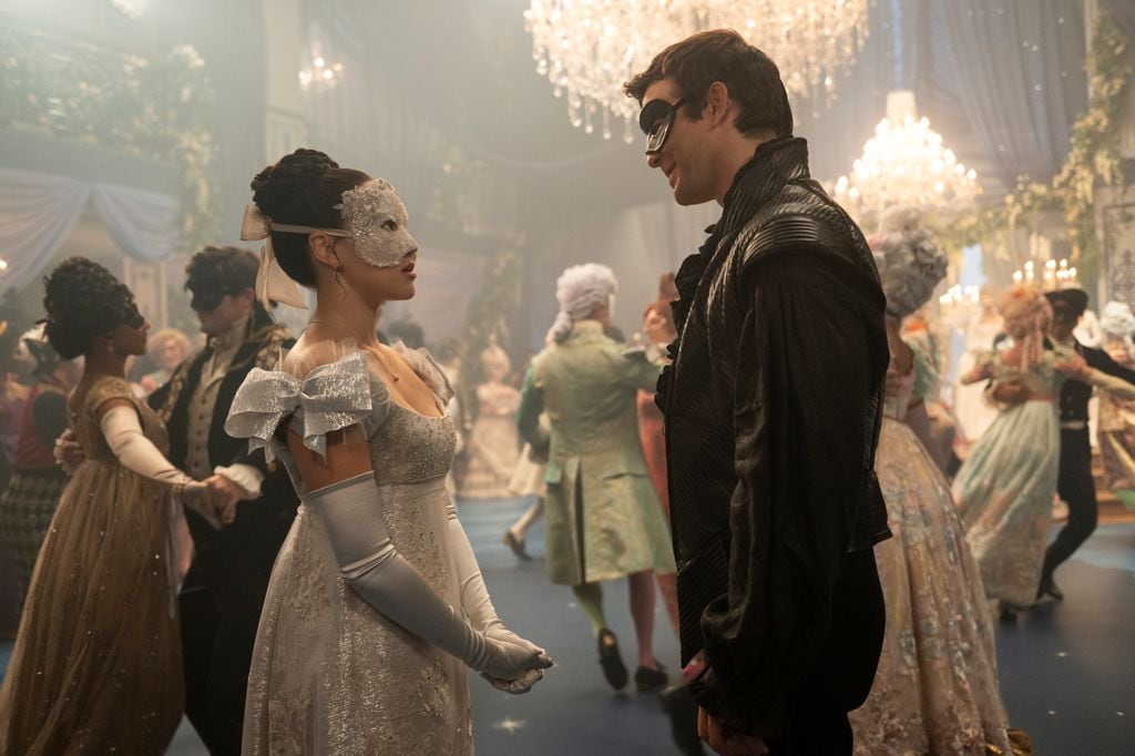 Luke Thompson y Yerin Ha como Benedict Bridgerton y Sophie Baek en la cuarta temporada de 'Los Bridgerton'