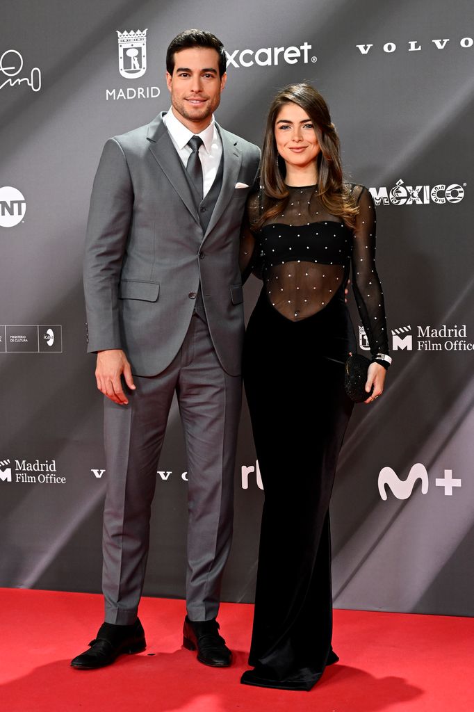 Danilo Carrera posó con su nueva novia en la gala de los Premios Platino 2025 en el Palacio Municipal IFEMA Madrid.