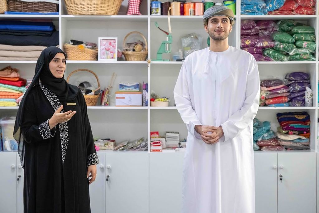 Sayyid Bilarab bin Haitham bin Tarik Al Said visitando un proyecto social