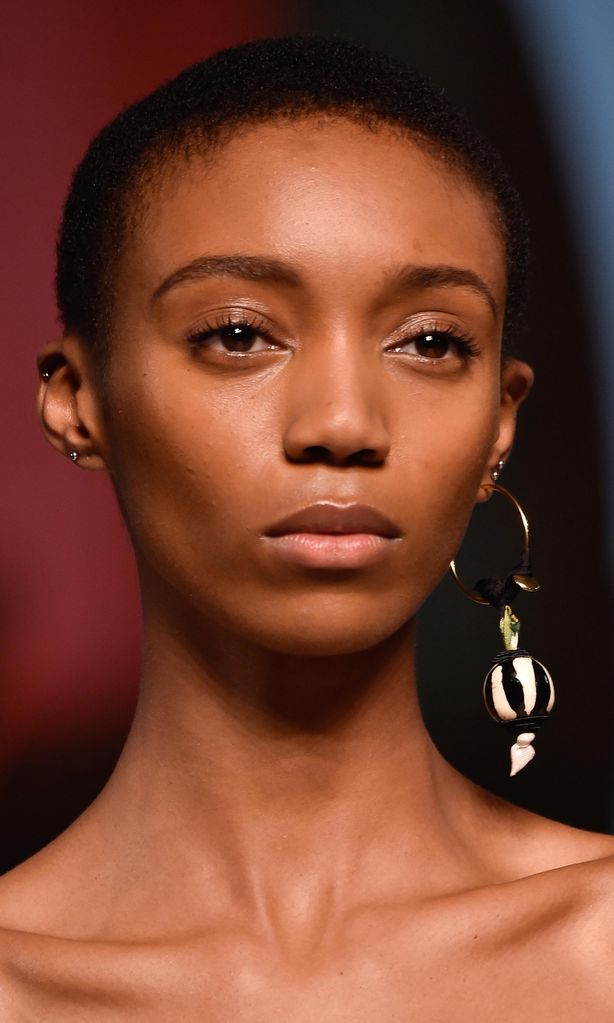 los single earring se incluyen en las tendencias de accesorios del verano de 2020