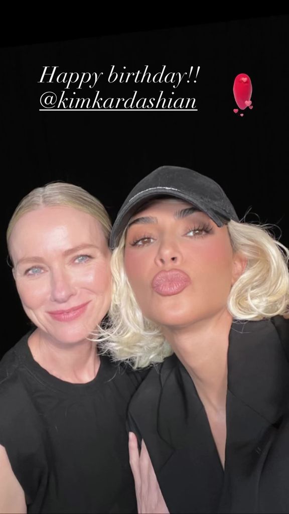 Naomi Watts compartió esta selfie para felicitar a Kim Kardashian.