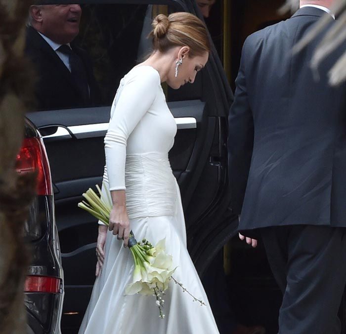 Andrea escogió para su gran día este vestido firmado por Isabel Núñez, el pelo recogido en un moño y un ramo de calas
