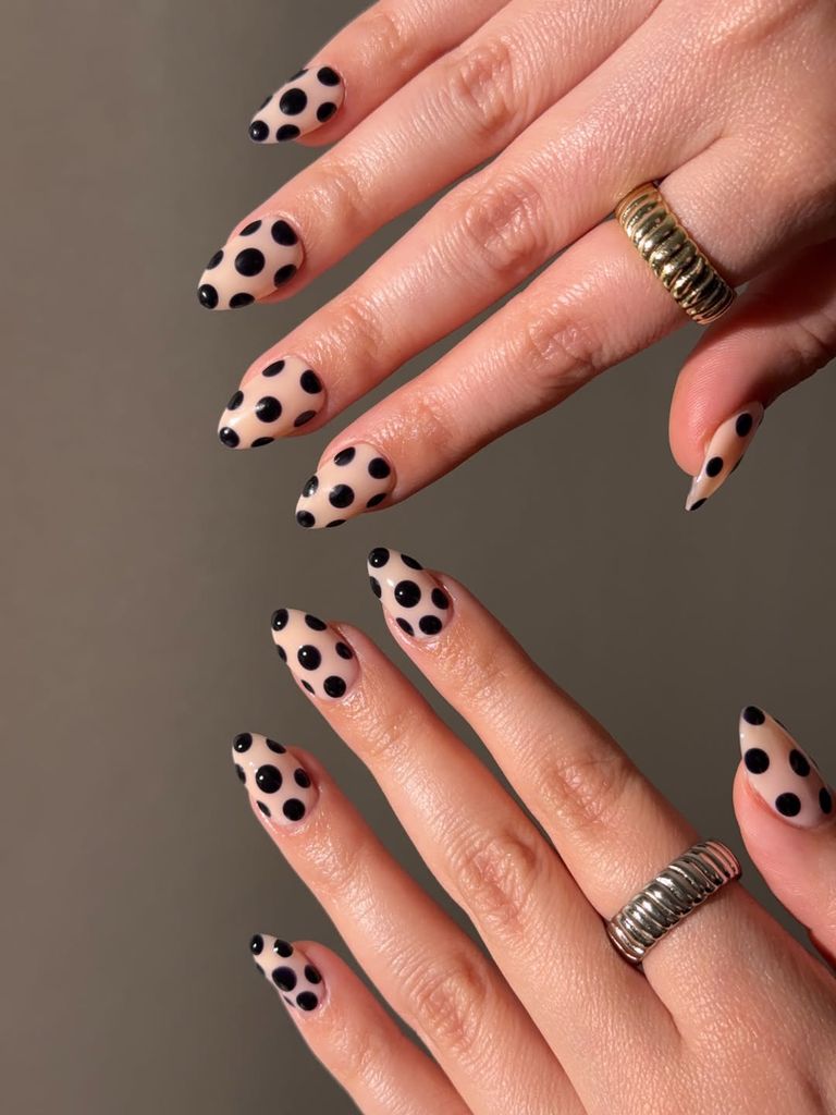  Manicura de lunares negros