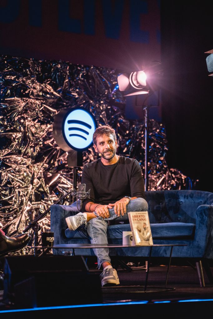 Carlos Roca sentado en un sofá en su podcast