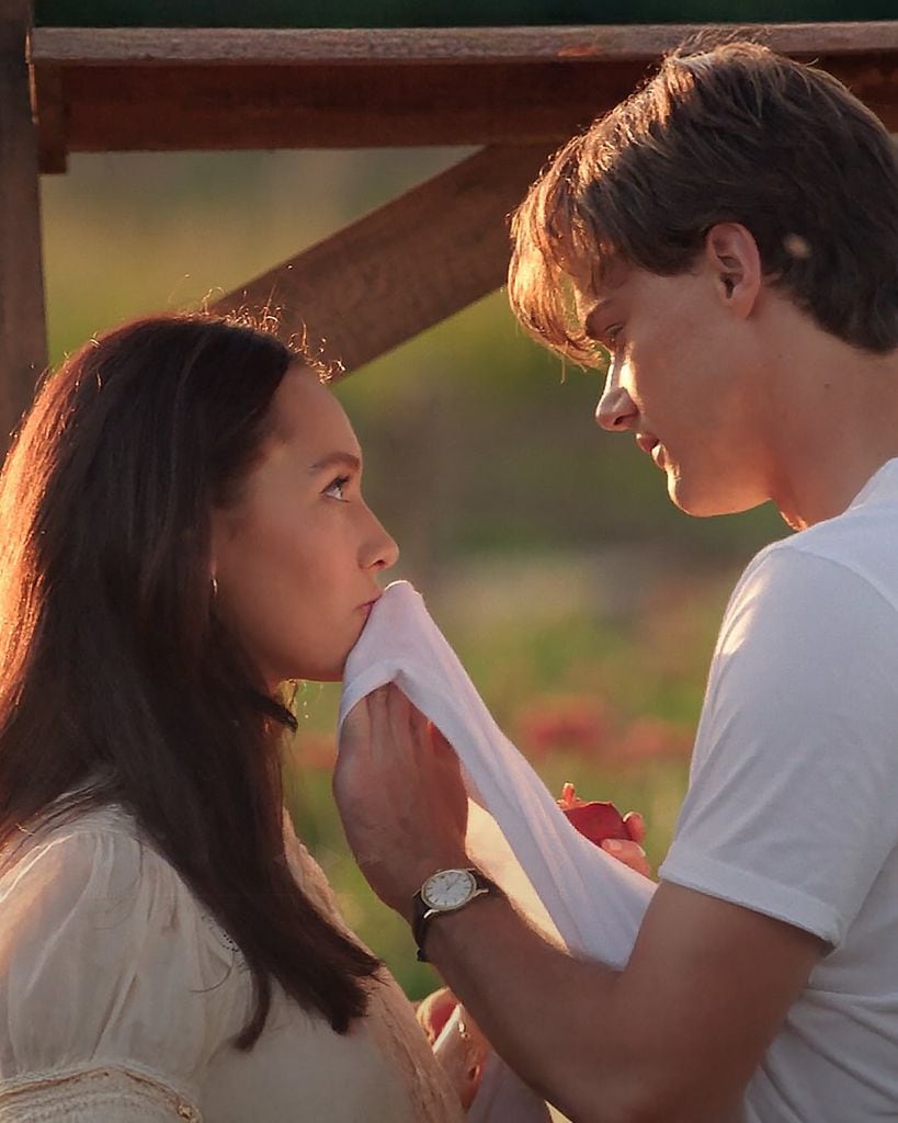 Christopher Briney  y Lola Tung, Conrad y Belly en El verano en que me enamoré