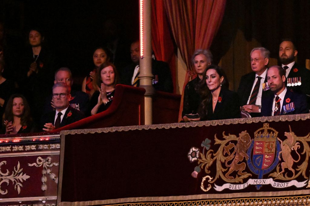Plano medio de Kate Middleton y el príncipe Guillermo en el concierto previo al día del Recuerdo