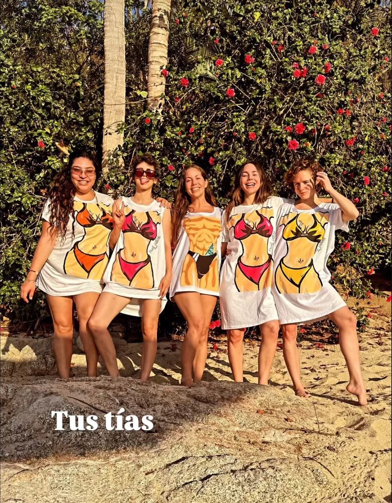 En la imagen, Camila junto a sus hermanas Marina, Tessa y Naian. 