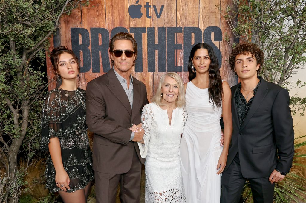 Matthew McConaughey con su mujer Camila Alves, sus hijos Camila y Levi y su madre, Kay McConaughey