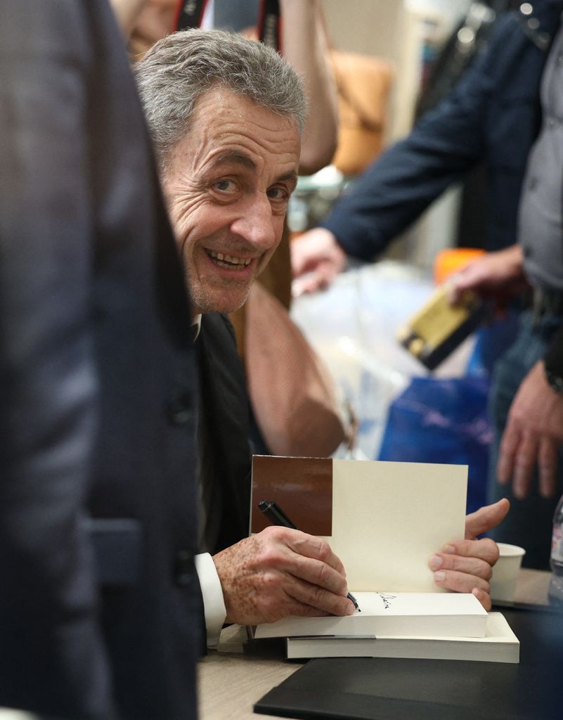 Nicolas Sarkozy durante la firma de libros