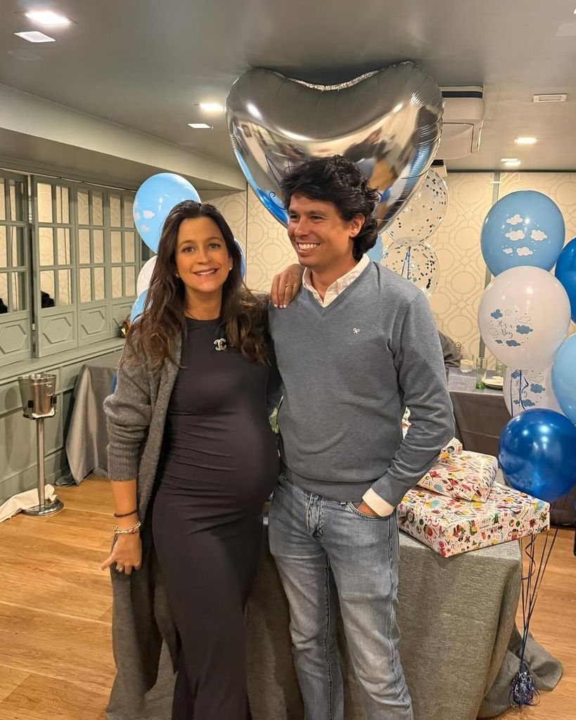 Plano medio de Álvaro Castillejo y Cristina Fernández en el baby shower de su bebé