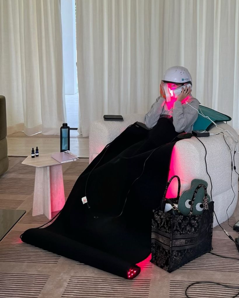 Miranda Kerr utilizando dispositivos de fototerapia LED corporal y facial como parte de su rutina de bienestar y biohacking beauty