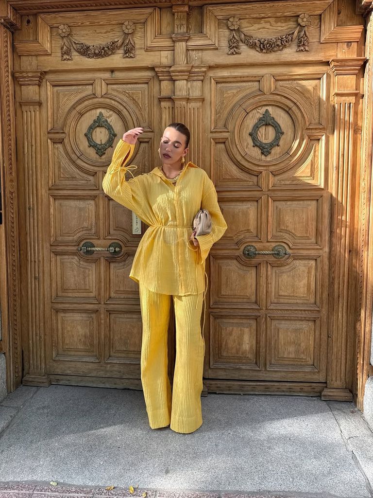 Alba Díaz Martín con un conjunto amarillo de Bali