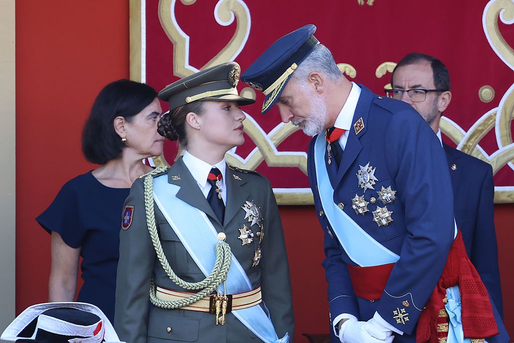 La princesa Leonor y el Rey comentan algunos detalles del desfile