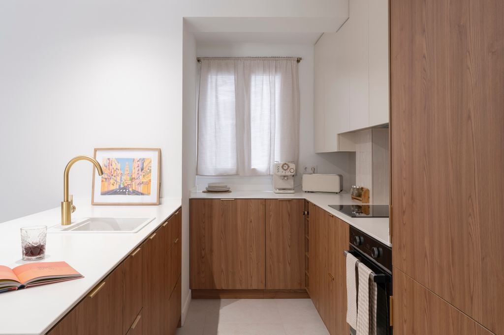 Cocina pequeña con pequeño electrodoméstico a la vista