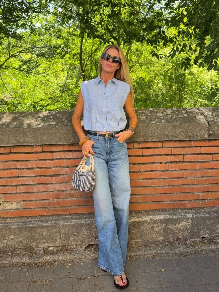 Amelia Bono con los pantalones que estilizan y alargan las piernas.