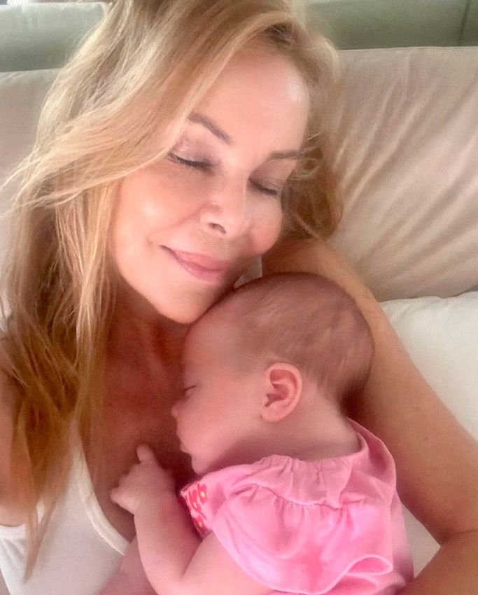 Ana Sandra Lequio con su abuela Ana Obregón, que ejerce como madre legal