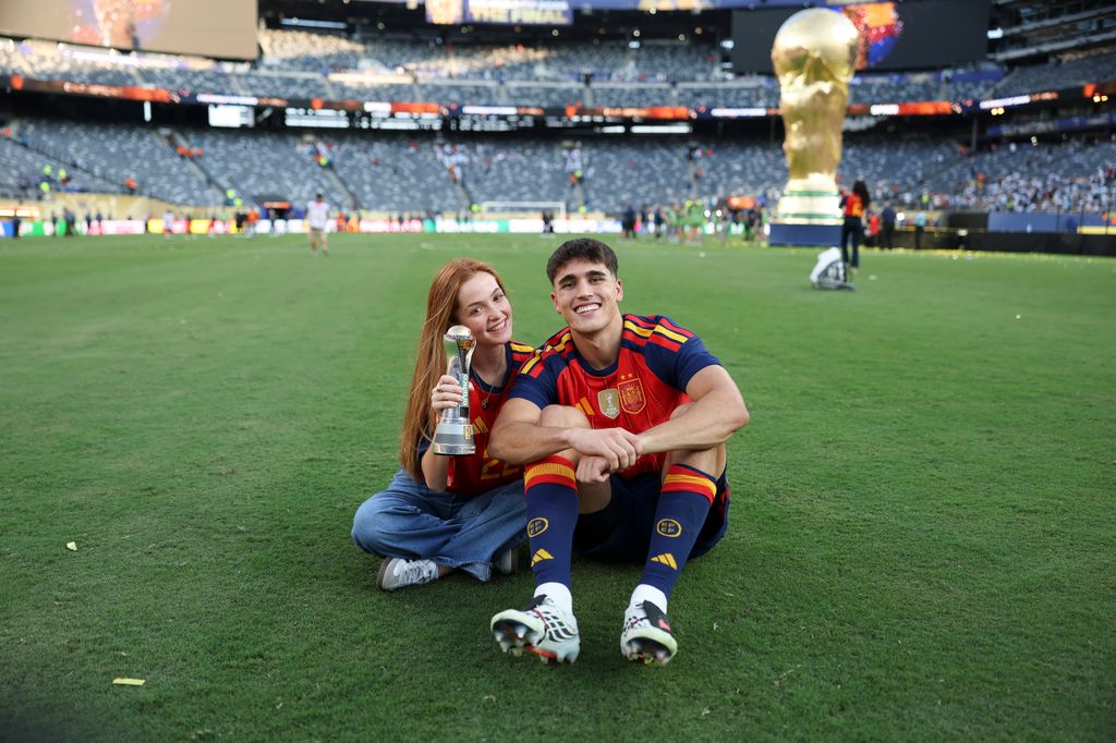 Pau Cubarsí y Martina, tras la victoria de España en el Mundial de 2026