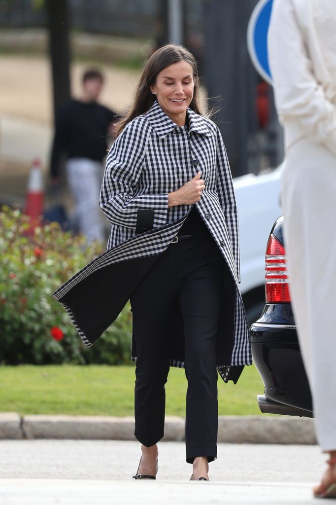 La reina Letizia visita la Feria de Libros permanente de Madrid âCuesta de Moyano"