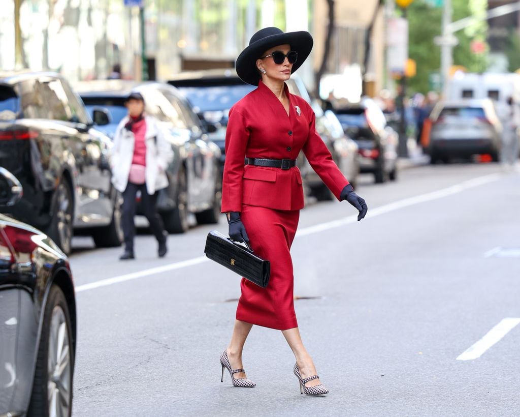 Jennifer Lopez camina con seguridad y derrocha glamour en las calles de Manhattan.
