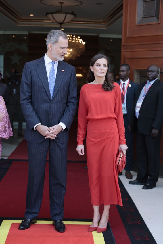 La reina Letizia repite un vestido rojo de Massimo Dutti en su último día en Angola