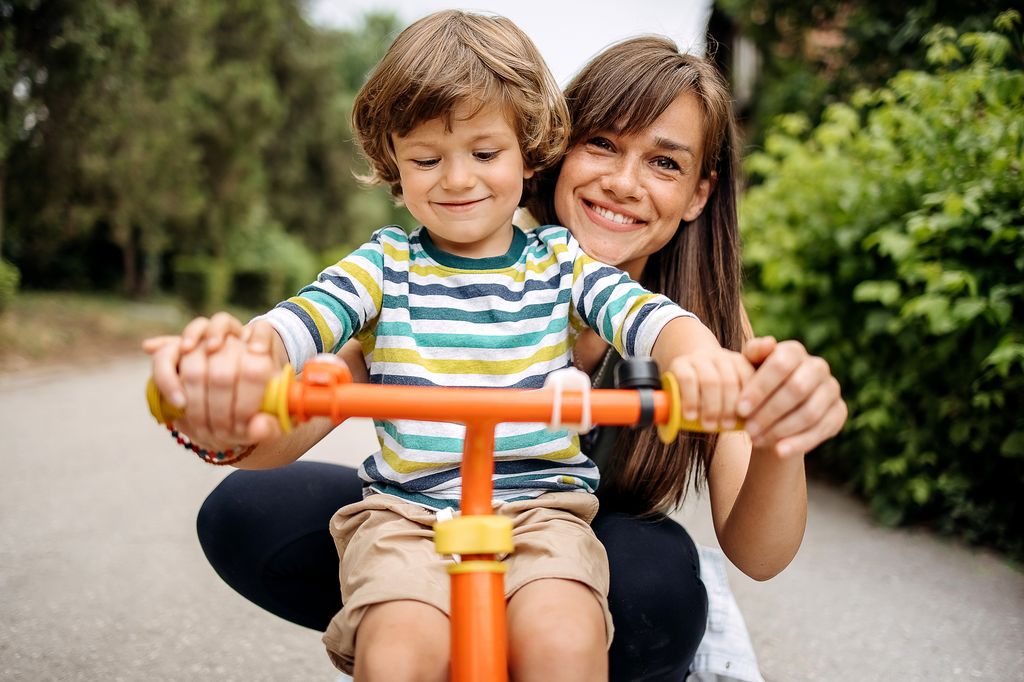 Madre con su hijo montando en bicicleta
