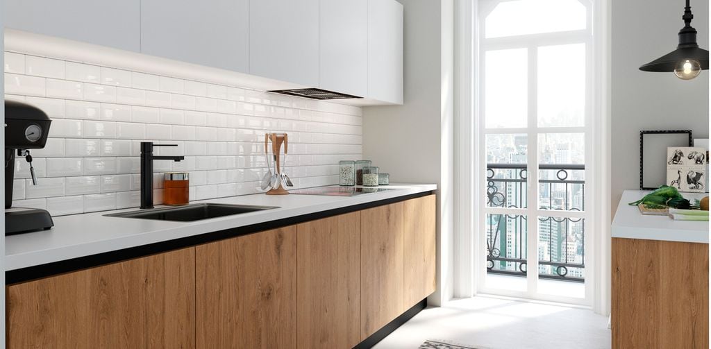 Cocina en blanco y madera