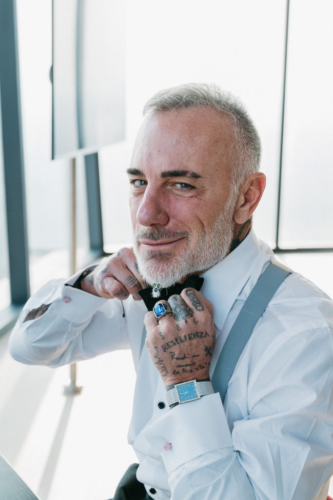 Gianluca Vacchi también compartió con HOLA! la razón por la que ahora toda su joyería es de color azul