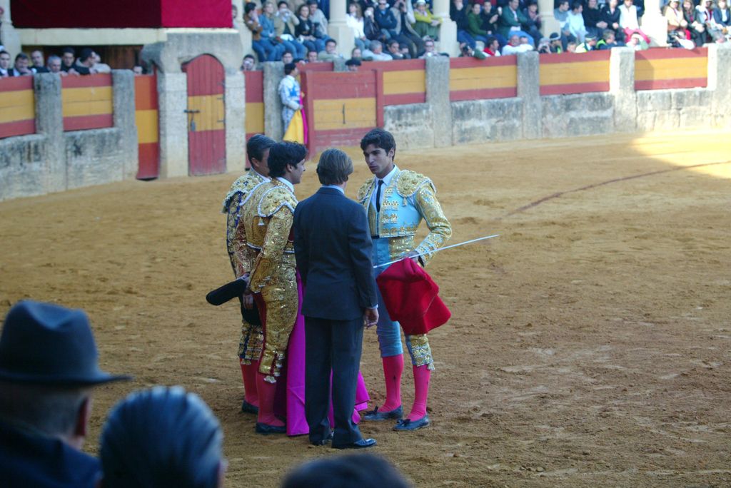 Cayetano, durante su debut en la plaza de toros de Ronda habla con su hermano Francisco Rivera, Juan Antonio Ruiz Espartaco y con Curro Vázquez