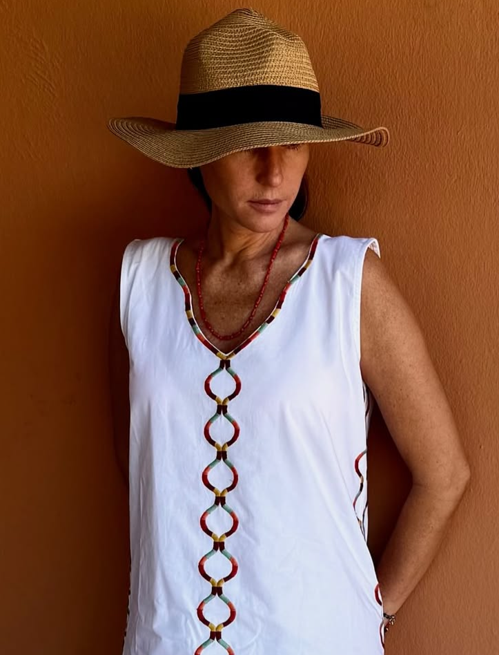 Lourdes Montes con vestido blanco de algodón y bordados multicolor.
