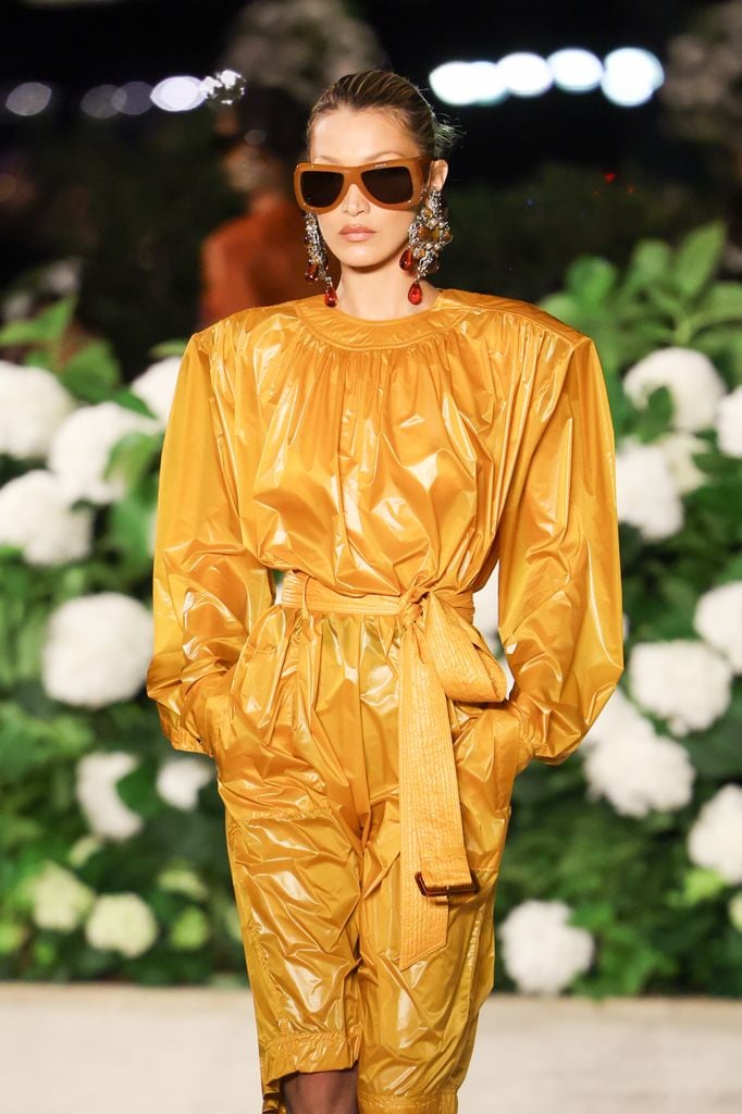 Bella Hadid desfilando para Saint Laurent Primavera/Verano 2026