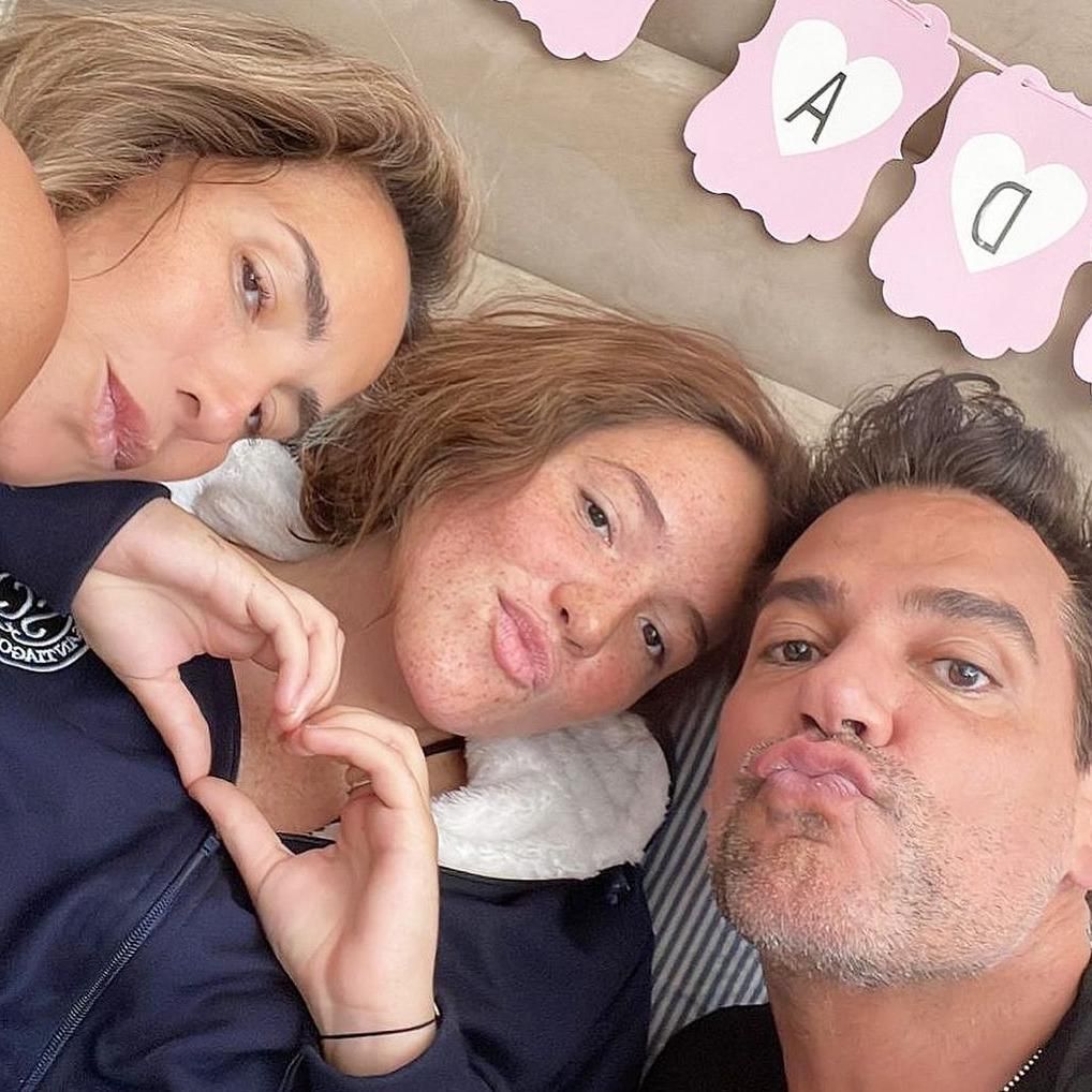 Cristián de la Fuente, su esposa y su hija