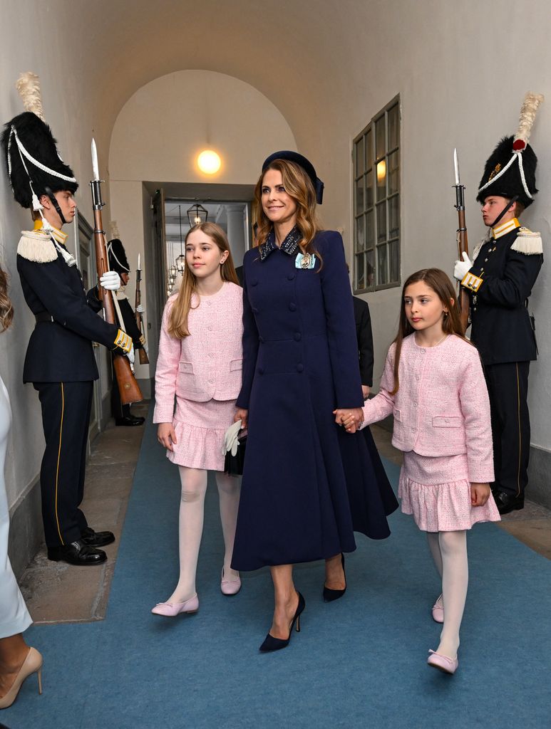 Magdalena de Suecia y sus hijas Leonore y Adrienne llegando a la misa del 80 cumpleaños del rey Carlos Gustavo en el Palacio Real de Estocolmo, el 30 de abril de 2026