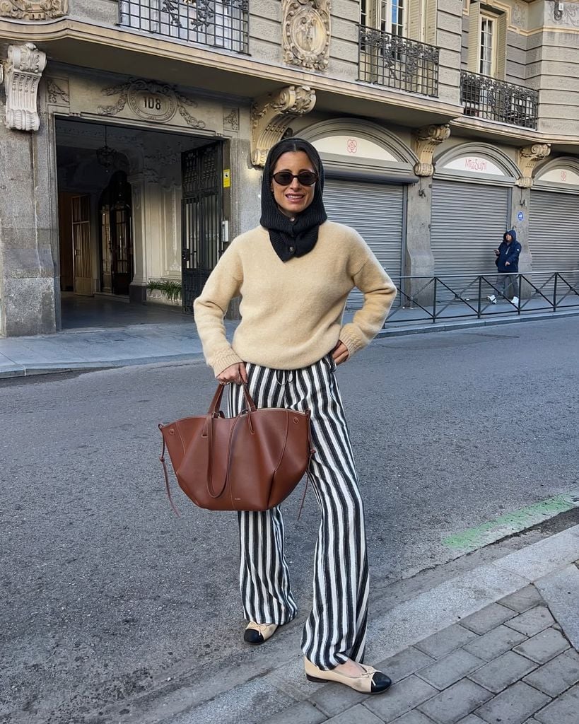 Look con balaclava y jersey de punto