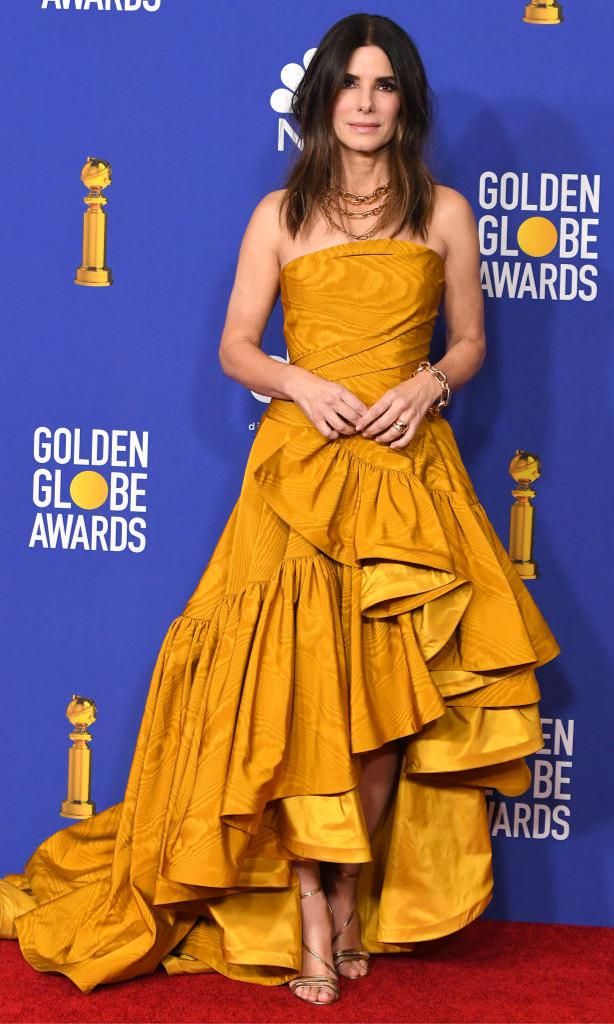si llevas un amarillo tostado opta por modelos voluminosos