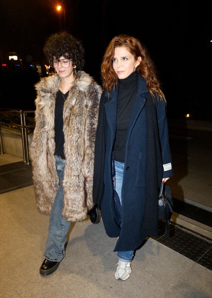 Juana Acosta y su hija Lola en el tanatorio de Héctor Alterio