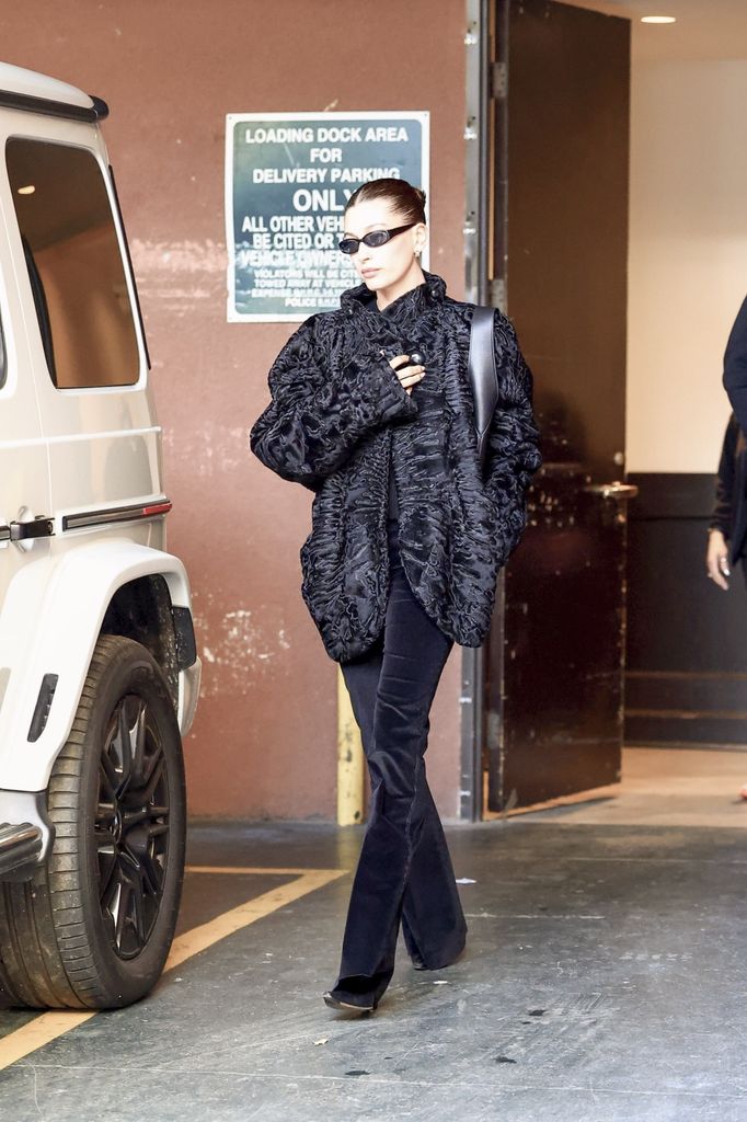 La modelo lucia cómoda con este tipo de pantalón con acabado aterciopelado.