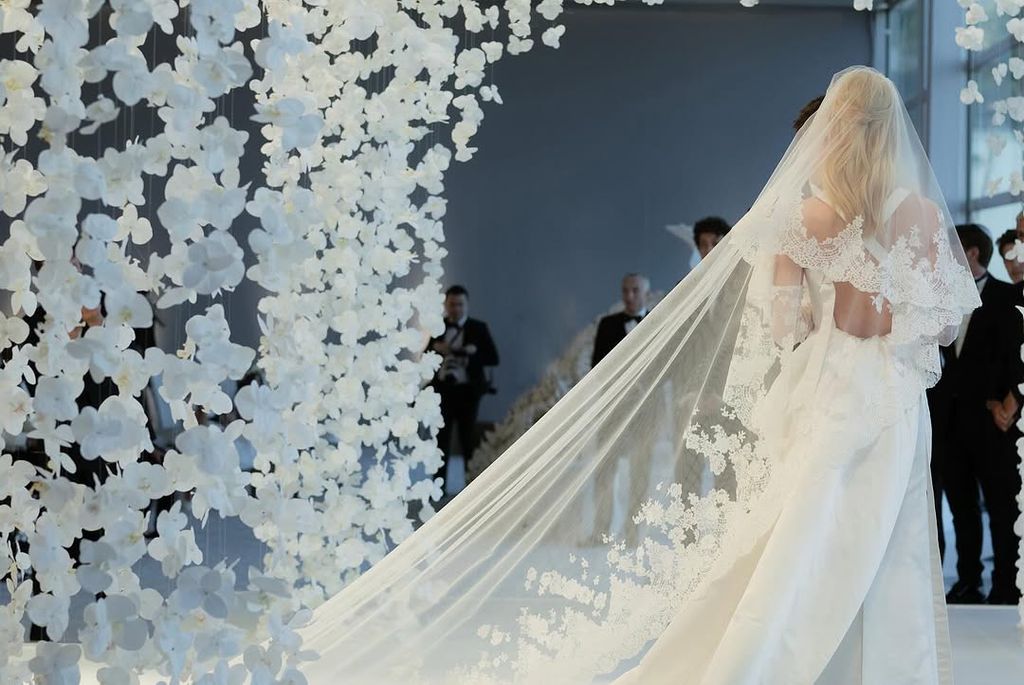 Brooklyn Beckham comparte fotos de su boda con Nicola Peltz para celebrar su aniversario